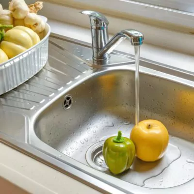 Kitchen faucet with a flowing water washing